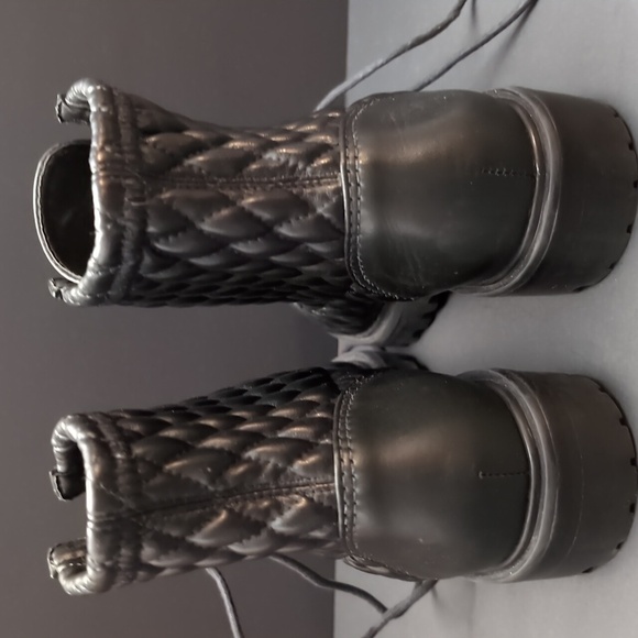 Schutz Woman's Black Quilted Leather Lace-Up Boots,size 5 - Picture 4 of 9